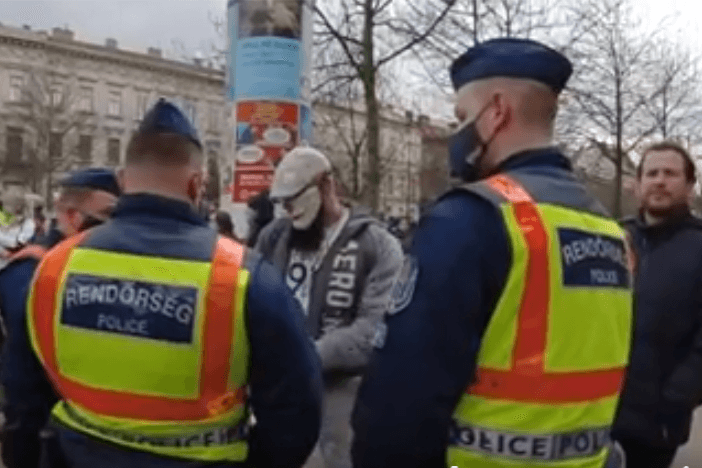 Ismét tüntetést szervezett a vírustagadó Gődény György