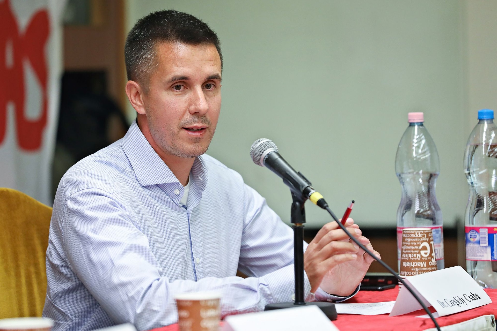 Czeglédy Csaba mártírt szeretne magából csinálni