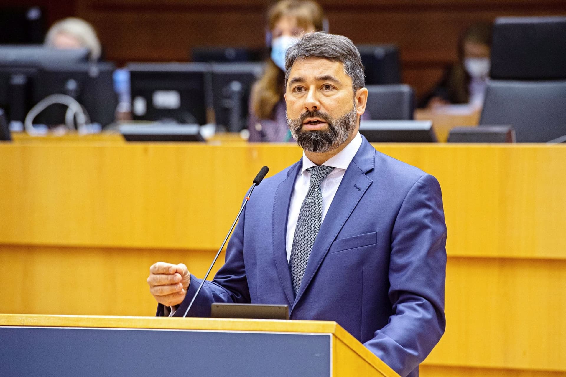 Hidvéghi: Az Európai Parlament megint politikai ítélőszéket játszik