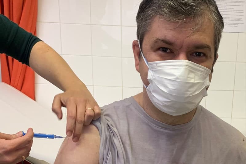 Oltás után egyből a kínai vakcinát kezdte el támadni Hadházy Ákos