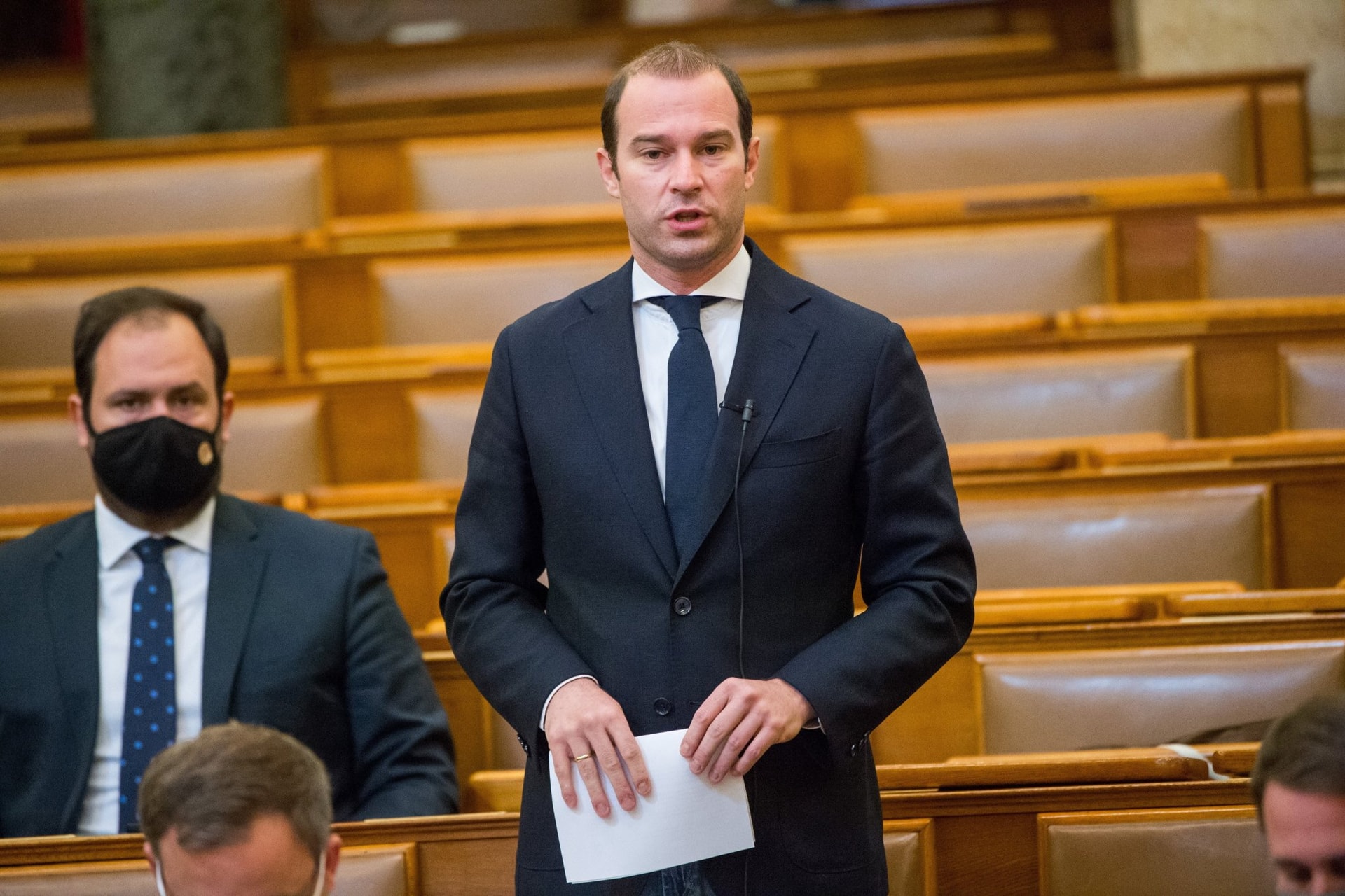 „A baloldal a védekezés helyett az előválasztásnak nevezett bohózattal van elfoglalva”