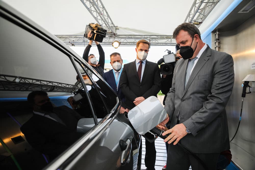 Átadták Magyarország első mobil hidrogén-töltőállomását