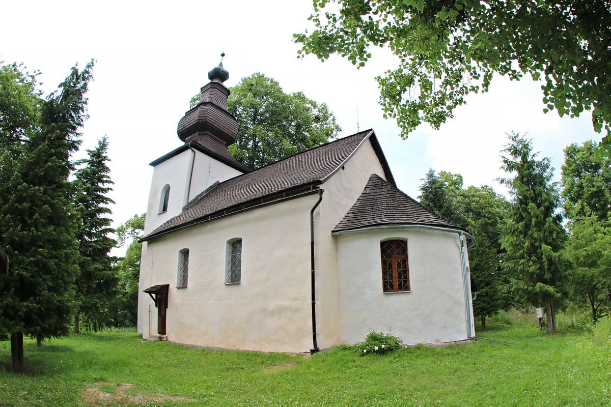Csoda, hogy Illés templomocskája nem lett az enyészeté
