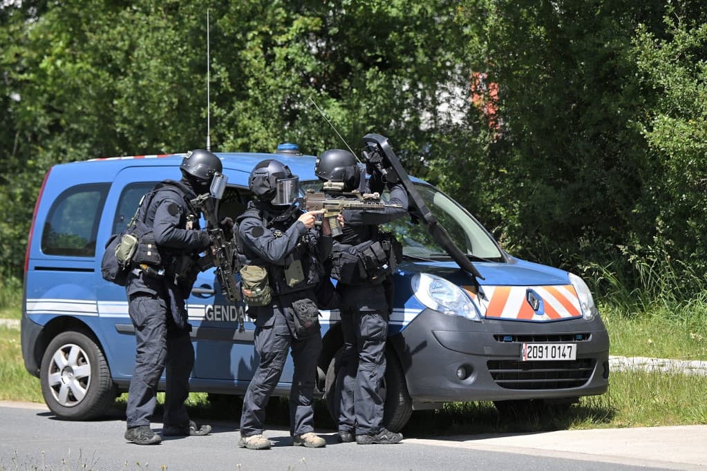Terrorgyanú miatt nyilvántartott muszlim késelt és lövöldözött egy francia rendőrőrsön