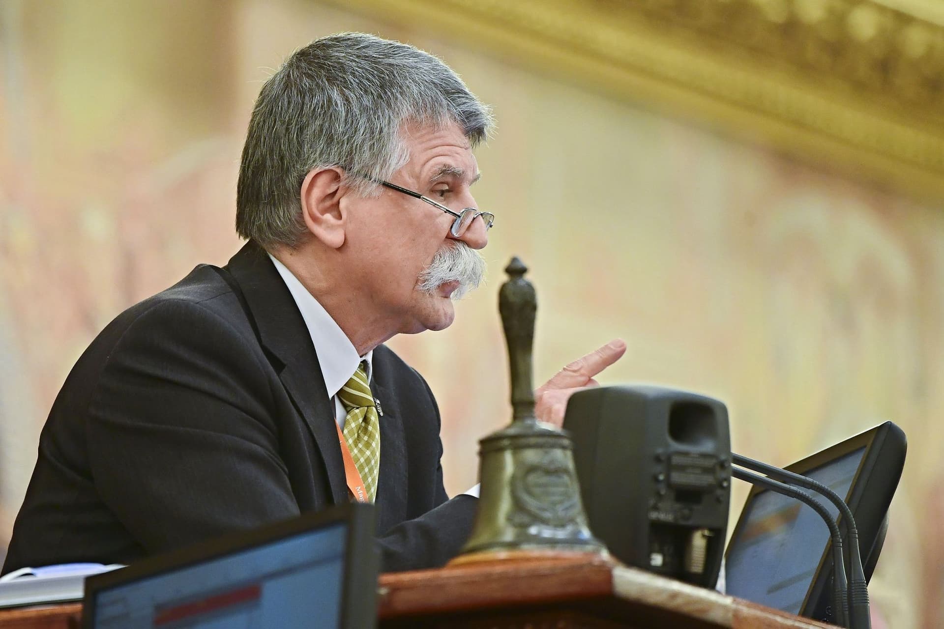 Jakab ismét kocsmának nézte a Ház ülését