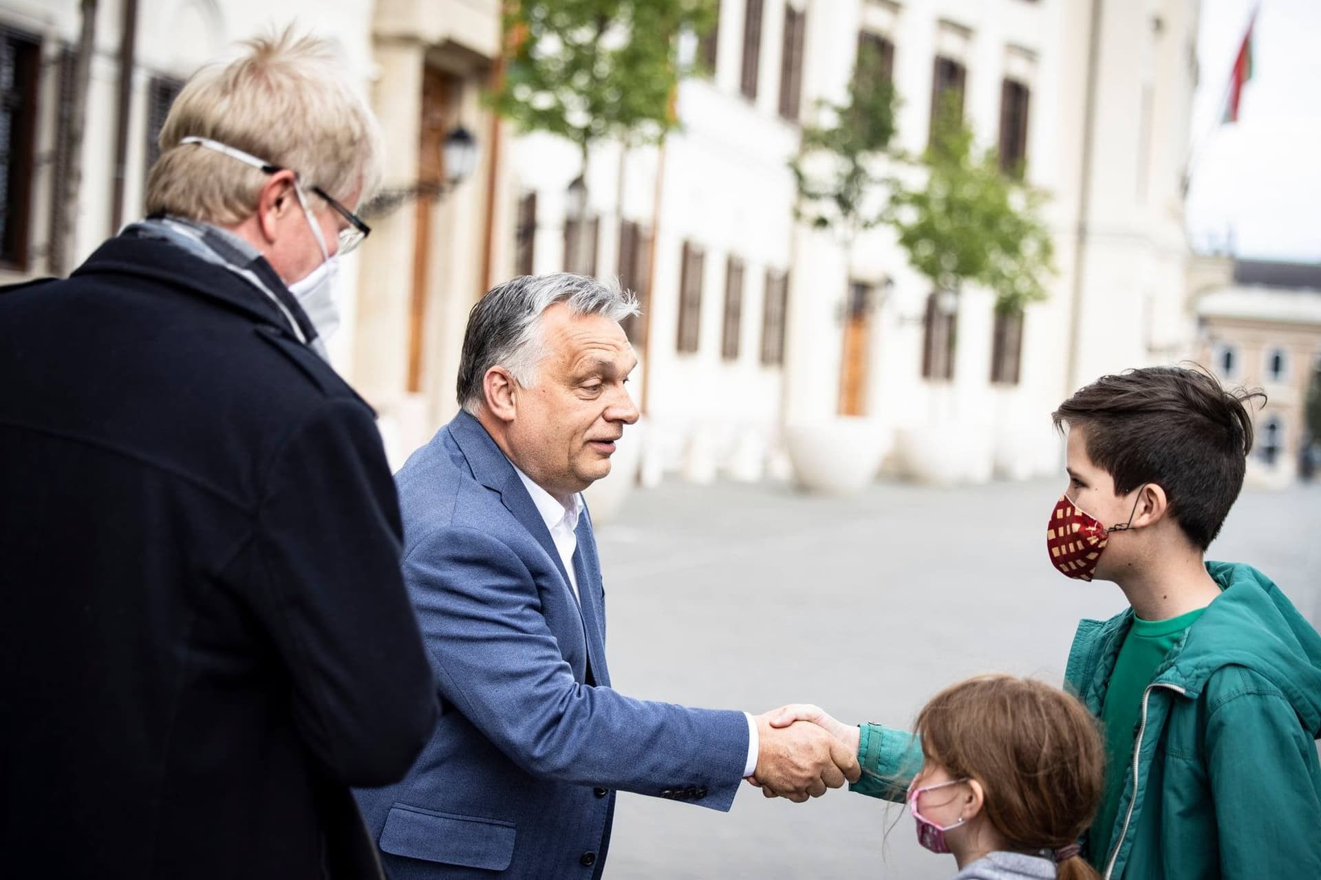 „Maszk előttem, maszk mögöttem”