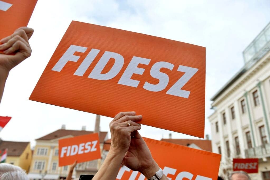 Tovább erősödtek a kormánypártok