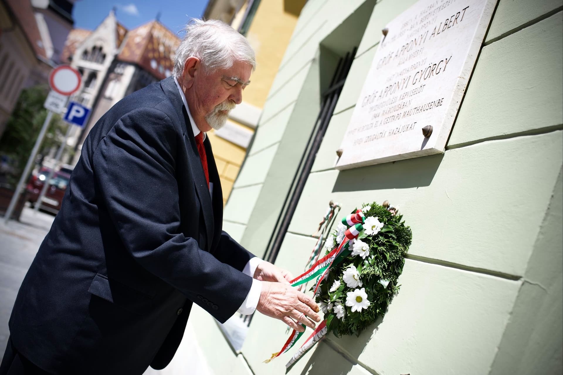 Koszorút helyezett el Apponyi Albert emléktábláján Kásler Miklós