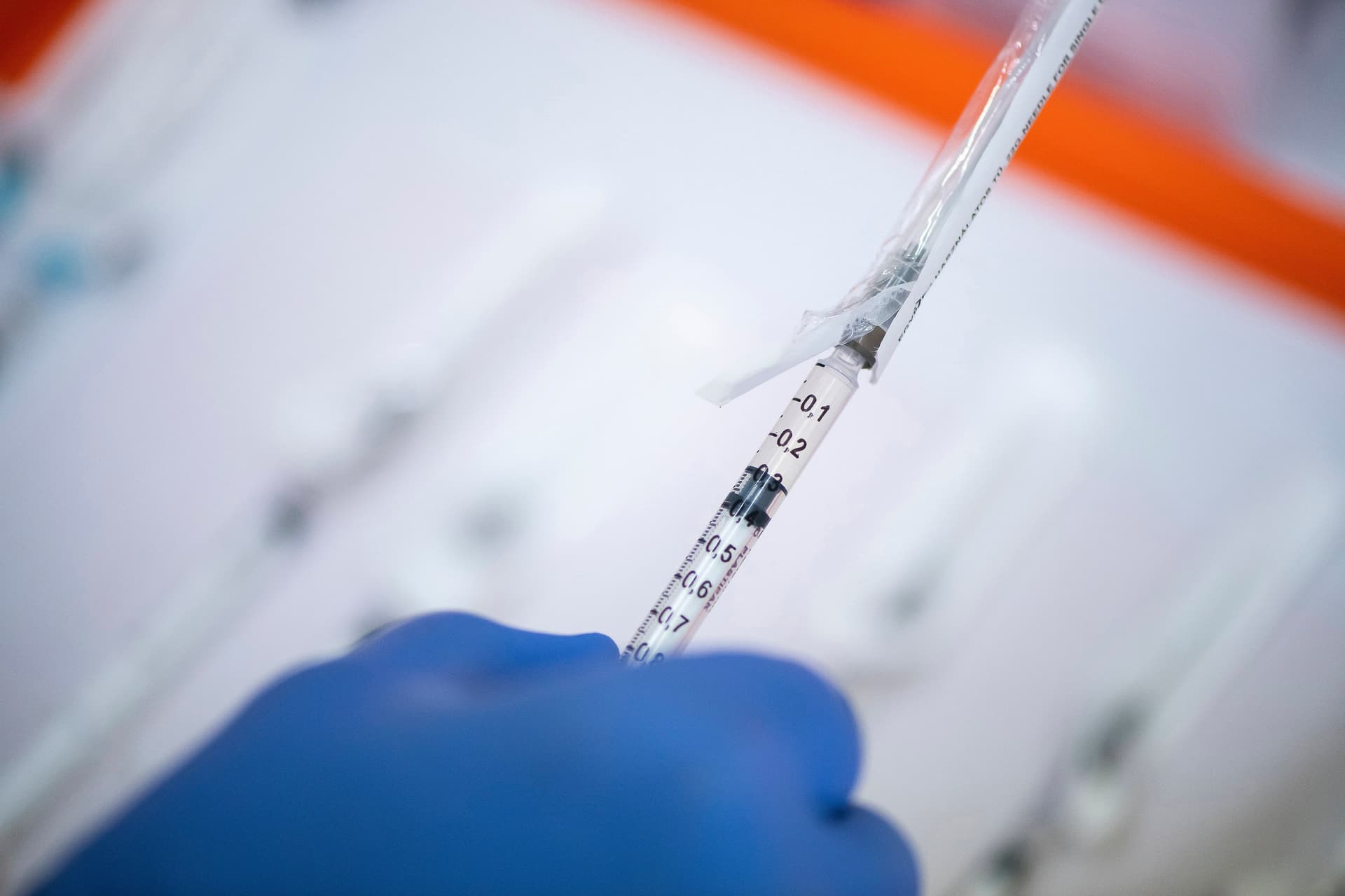 Újabb 260 ezer adag Pfizer-vakcina érkezett hazánkba