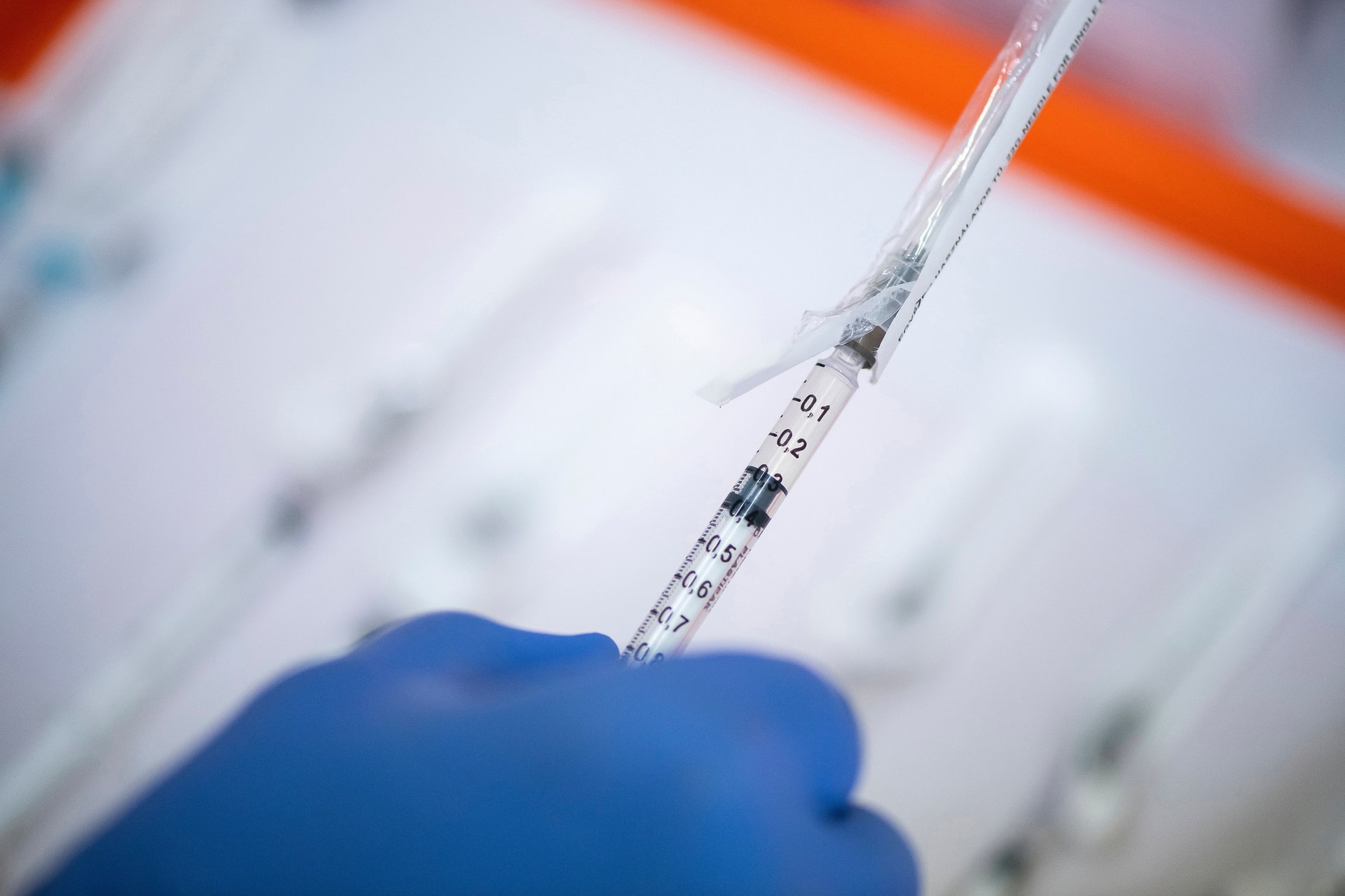 Újabb 260 ezer adag Pfizer-vakcina érkezett hazánkba