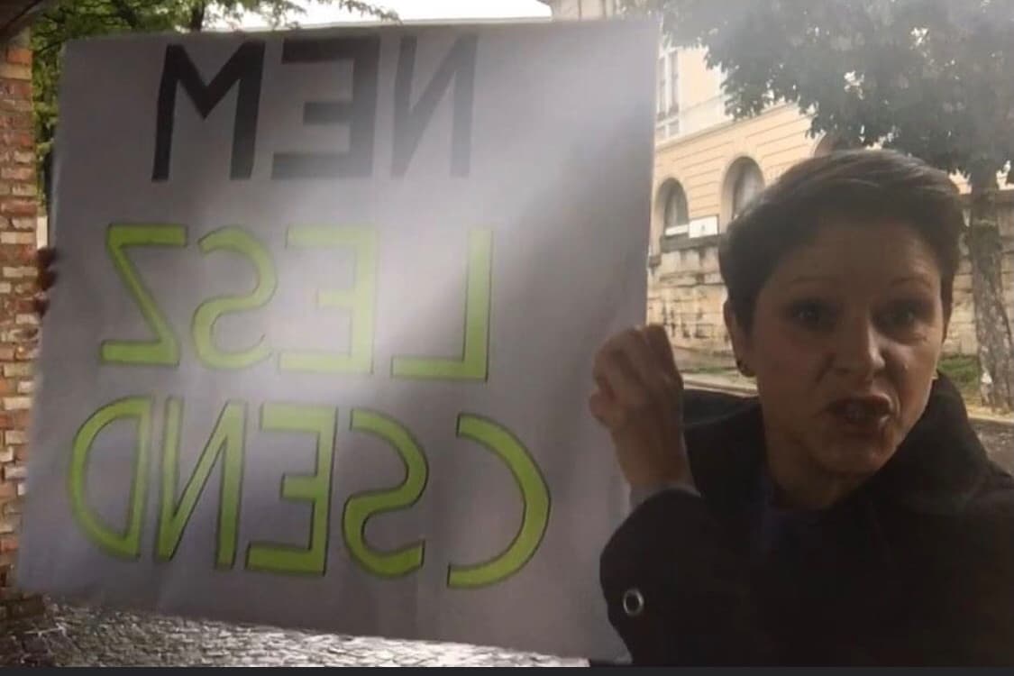 Szél Bernadett élő Facebook-videóban tette nevetségessé magát