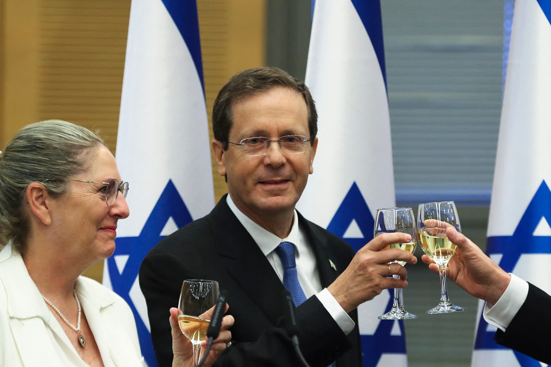 Izrael élesen bírálta, hogy Svédországban engedélyezték egy tüntetésen a Tóra-égetést