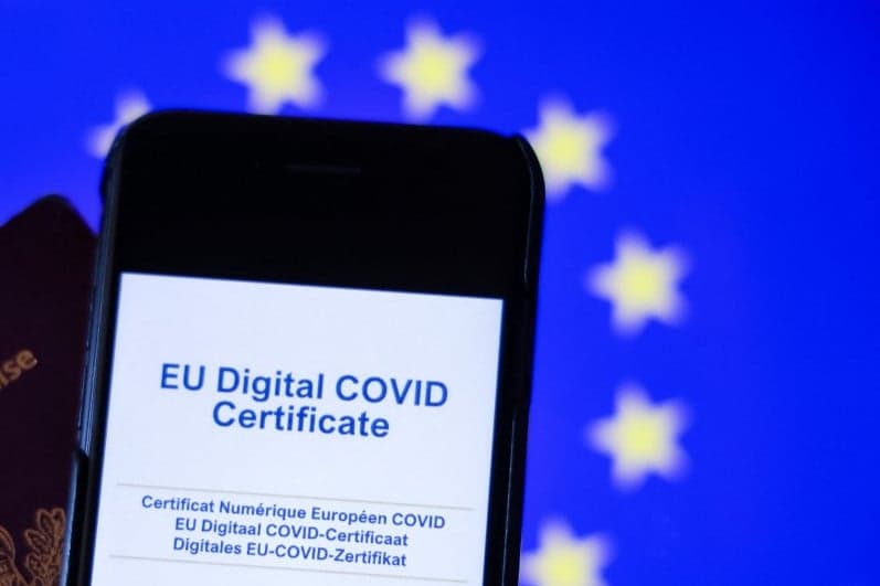 Az EU kilenc hónapos utazási érvényességet határozott meg a védettségi igazolványoknál