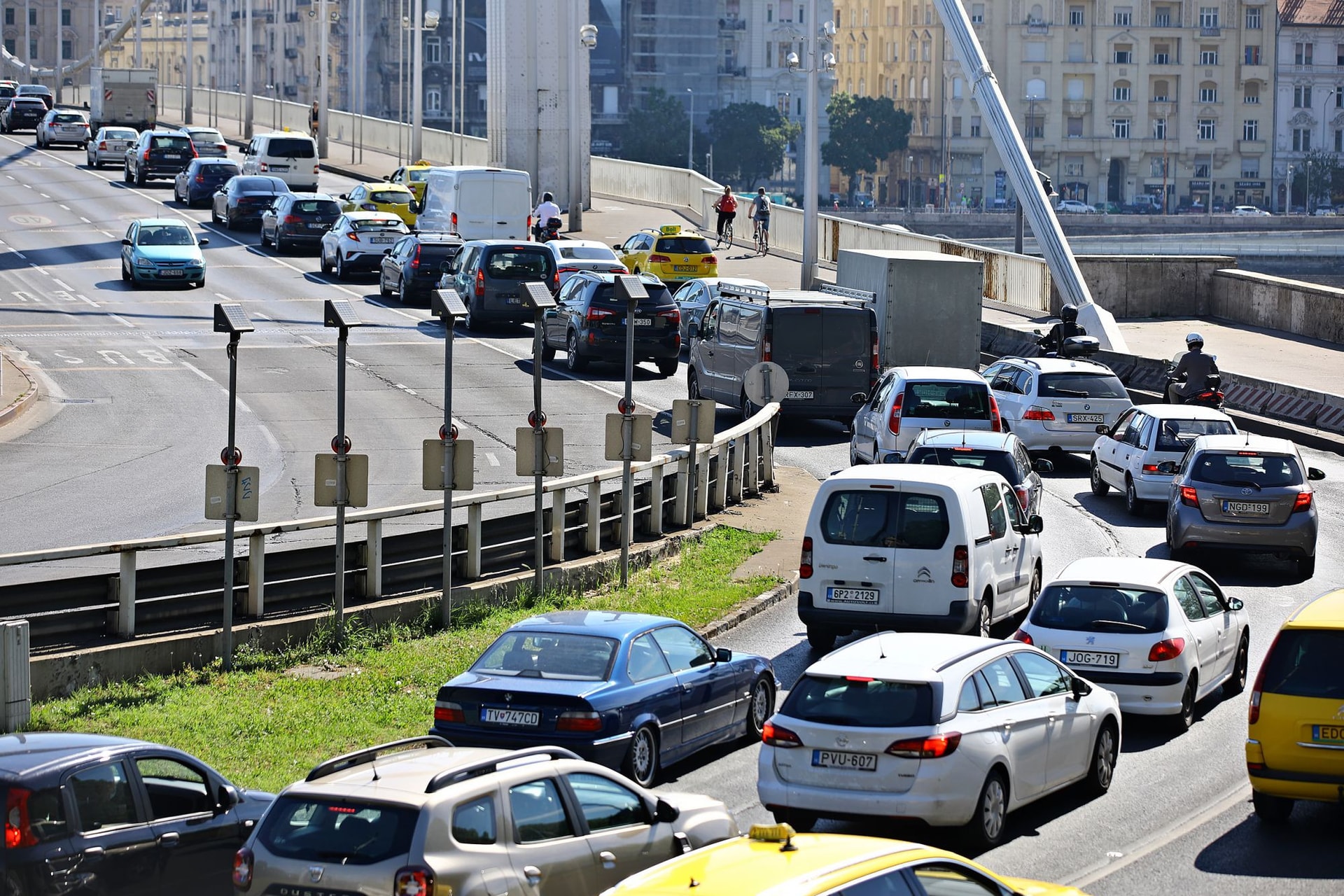 Gyakorlatilag folyamatossá váltak az elképesztő dugók Budapesten