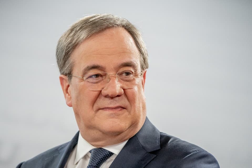 A németországi áradások kezelése miatt támadják Armin Laschetet