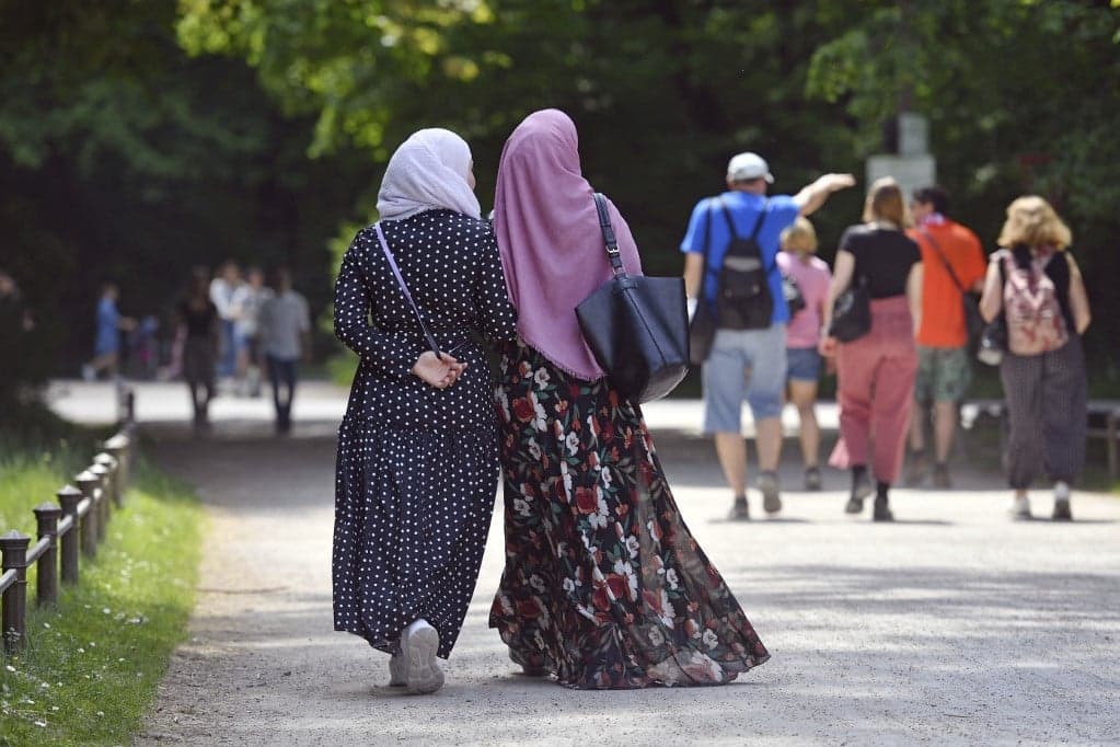 Betiltható az európai vállalatoknál a hidzsáb viselése