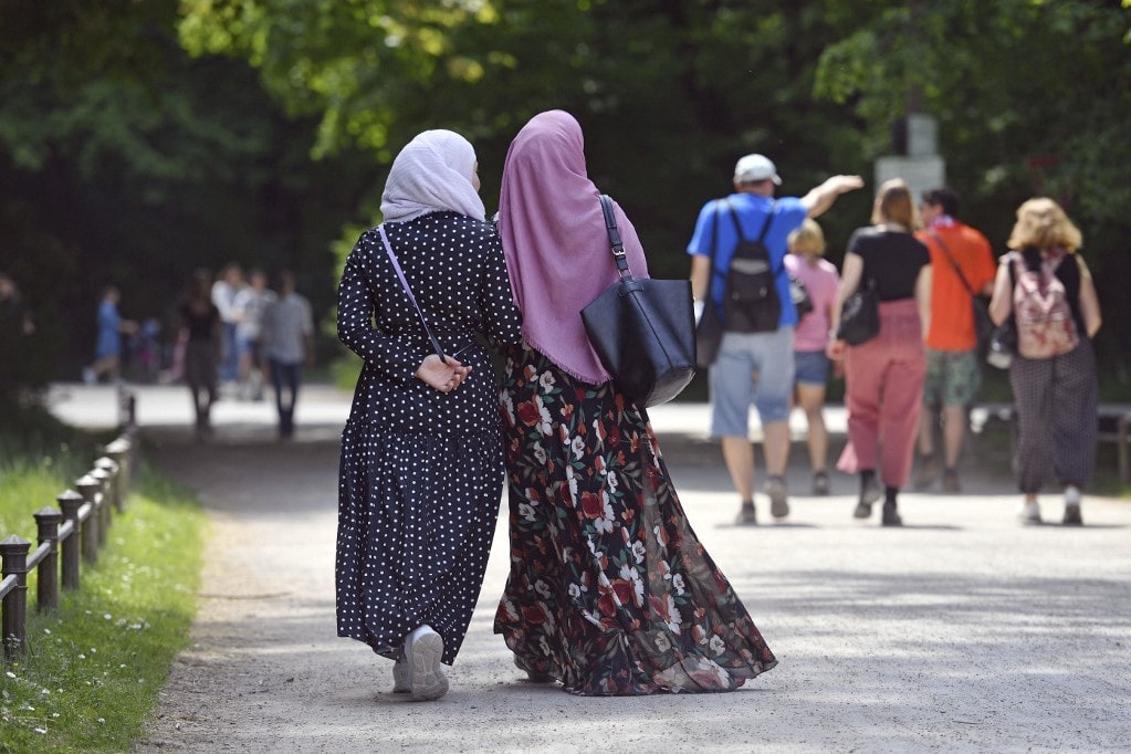 Betiltható az európai vállalatoknál a hidzsáb viselése