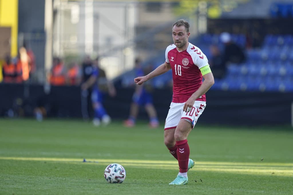 Defibrillátort ültetnek be Eriksen mellkasába