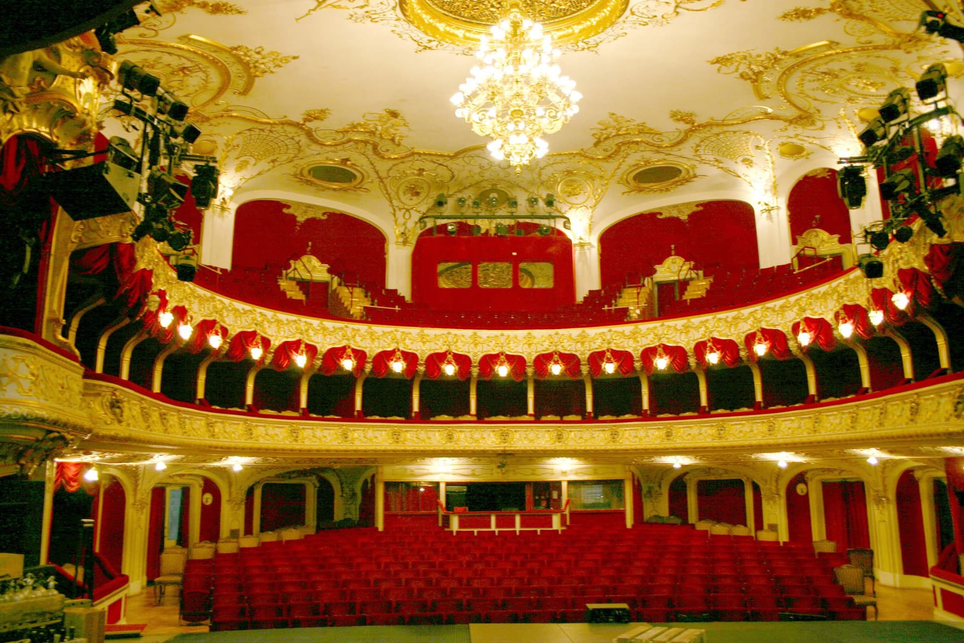 Tizenhárom bemutatóval készül a kecskeméti teátrum
