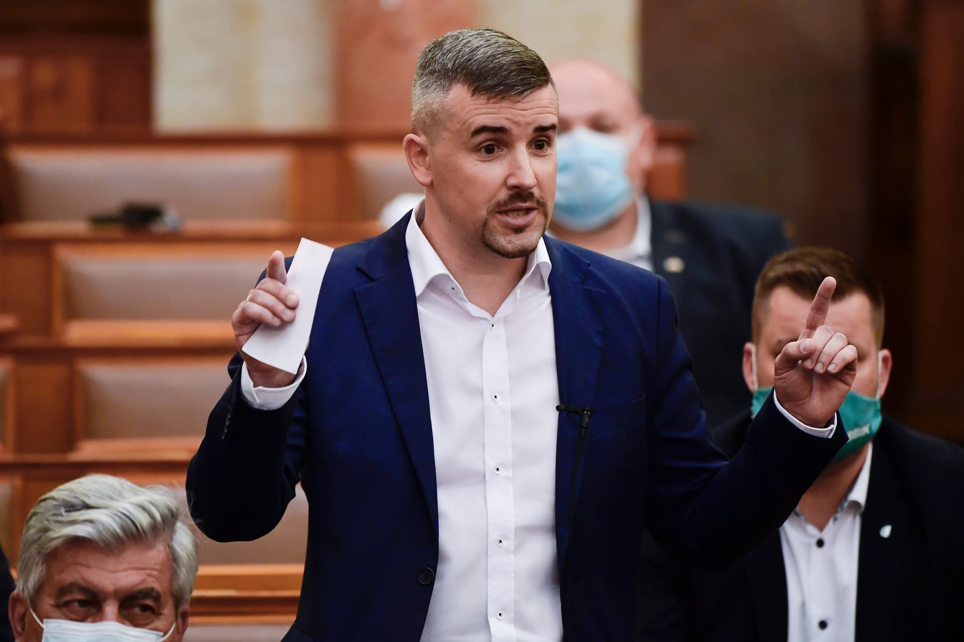 Miért bujkál kabinetfőnökével Jakab Péter?