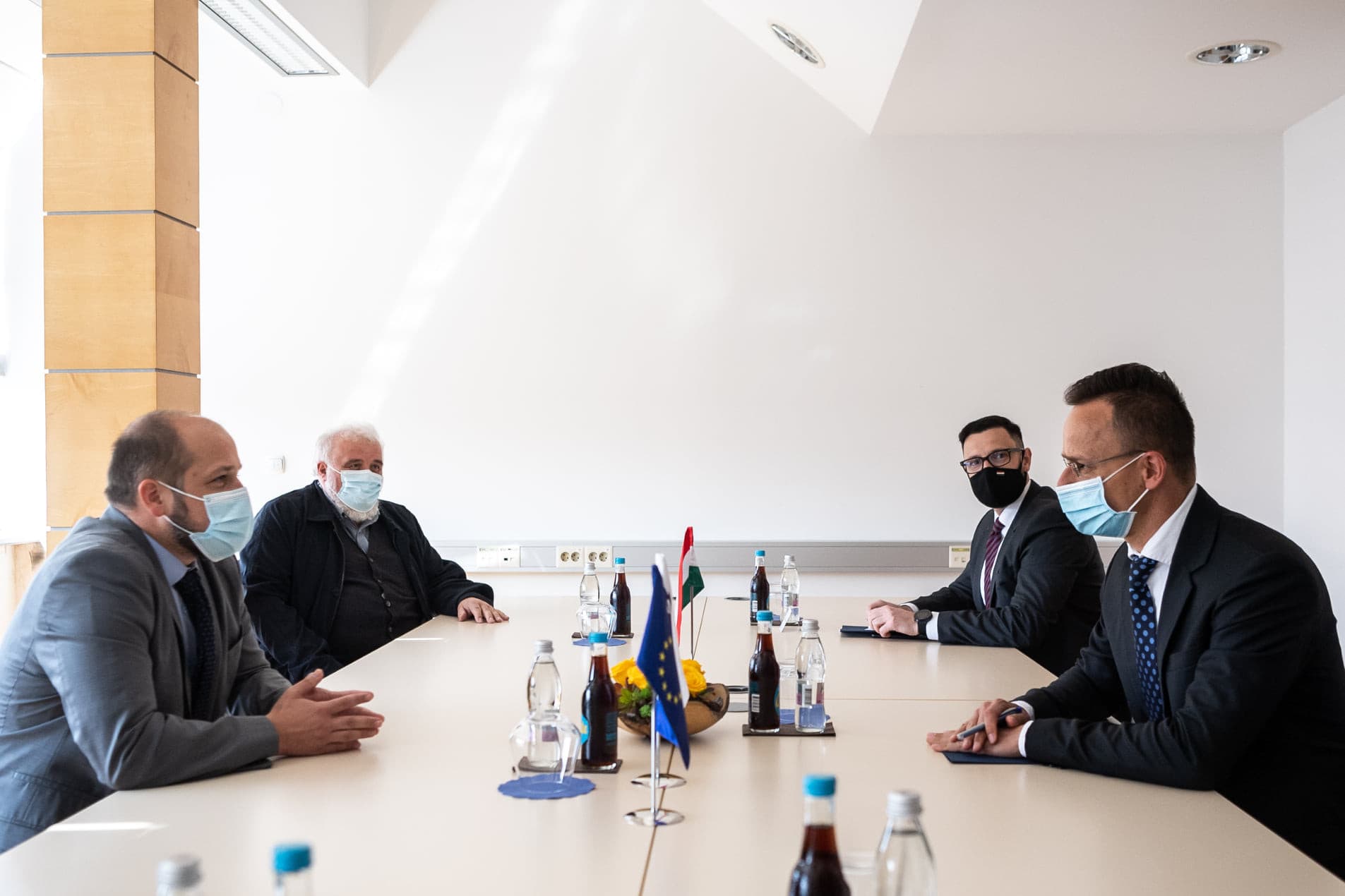 Magyarország háromszázezer adag AstraZeneca-vakcinát adott kölcsön Szlovéniának