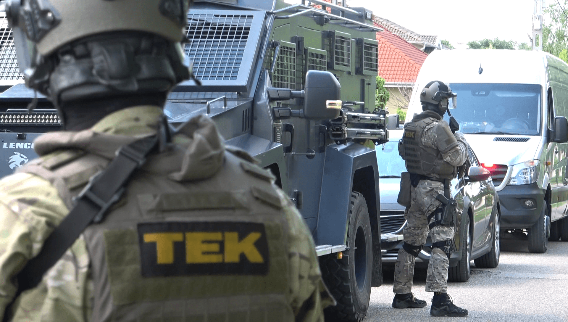 Vádat emeltek az M5-ösön a rendőrökre tüzelő embercsempészek ellen
