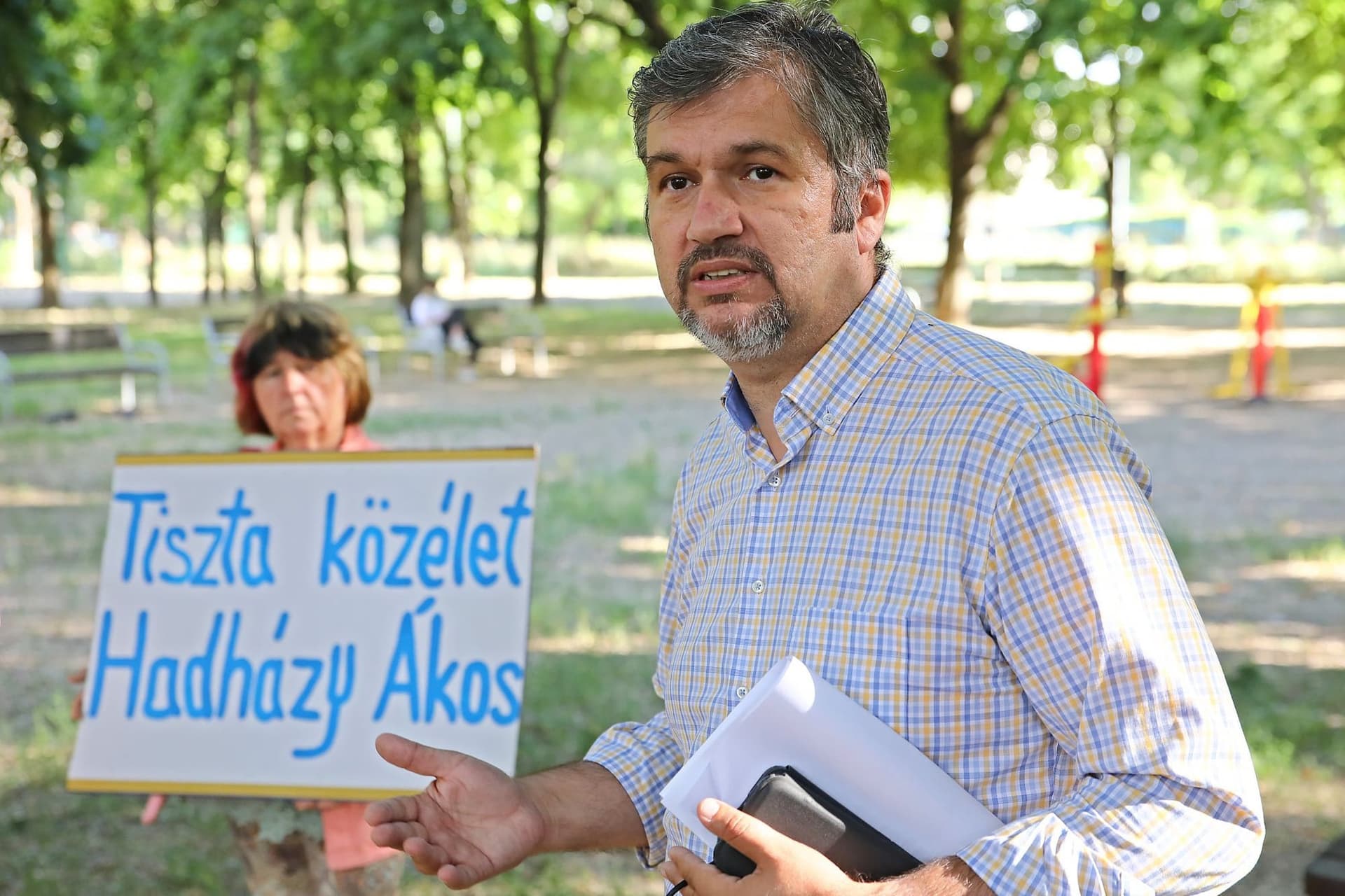 Hadházy Ákos ismét félredobta az elveit