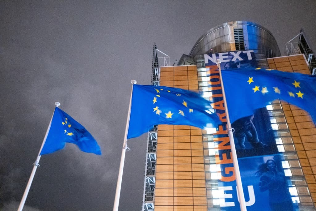 Az Európai Bizottság hátba támadta hazánkat
