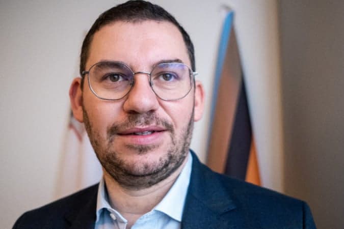 Szexuális bűnöző támadja a magyar gyermekvédelmi törvényt