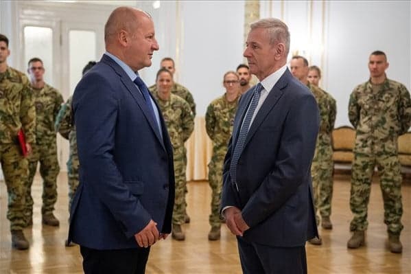 A honvédelmi miniszter érmekkel várja vissza a katonasportolókat
