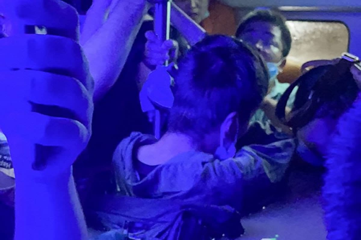 Mellkasig ért a víz a kínai metróban