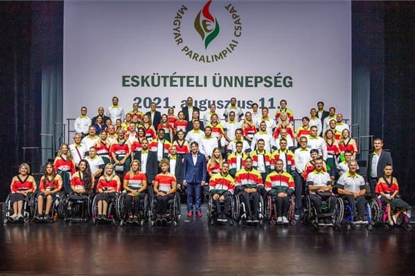 Letették az esküt a magyar csapat tagjai