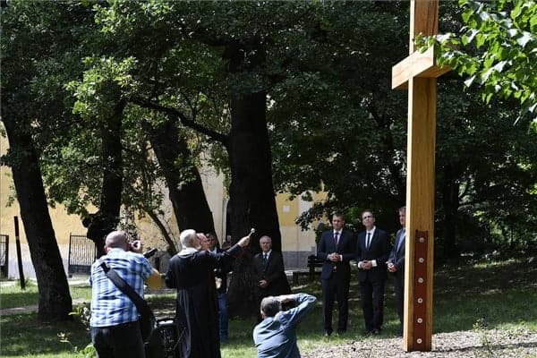 Eucharisztikus emlékkeresztet avattak a makkosmáriai kegyhelynél