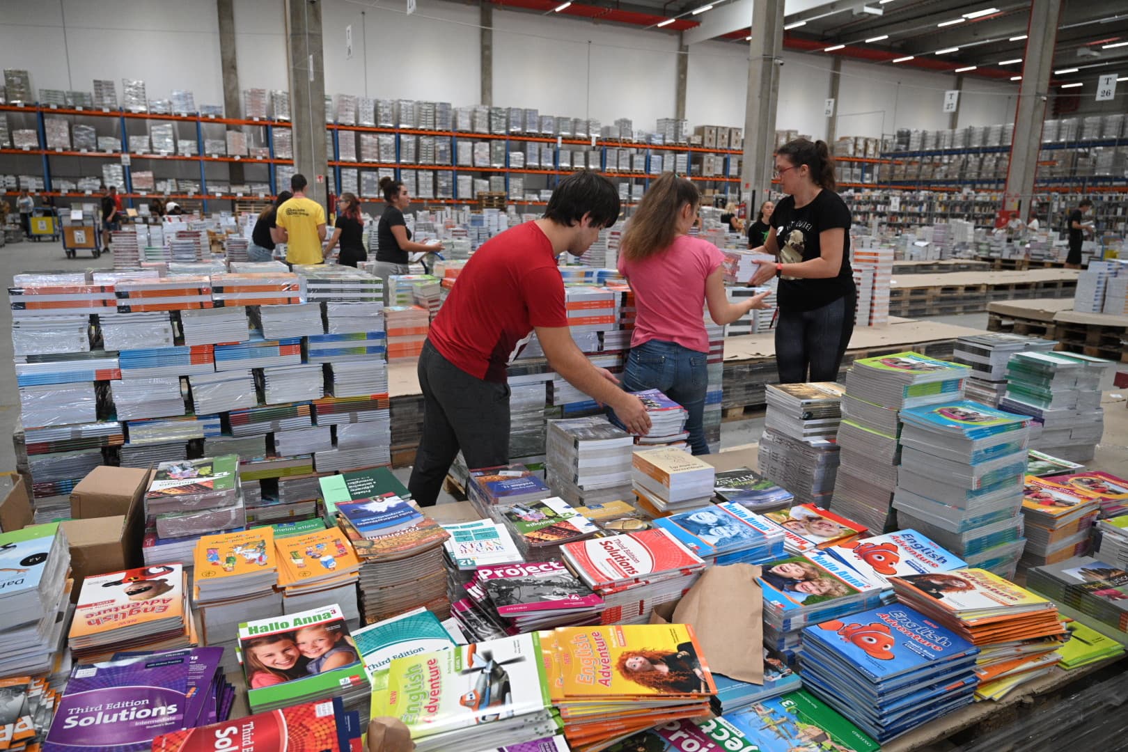 Megkezdődik a tankönyvek kiszállítása az iskolákba