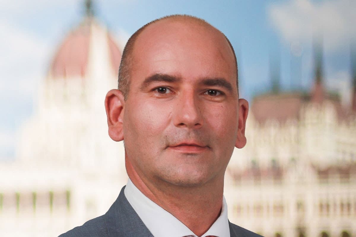 Gyurcsányék után az LMP is beállt egy fajgyűlölő mögé