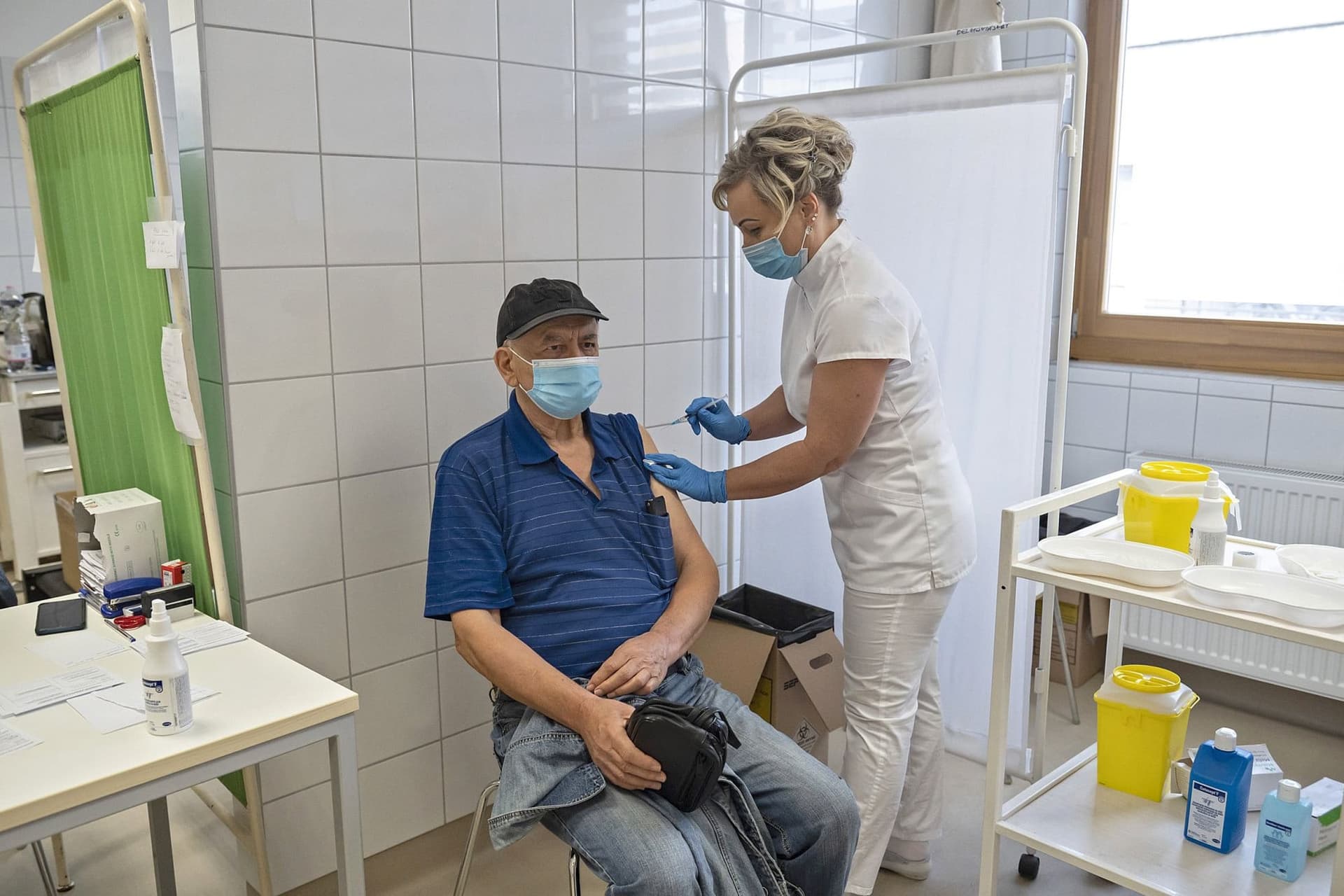1 millió 12 ezren már a harmadik adag vakcinát is megkapták