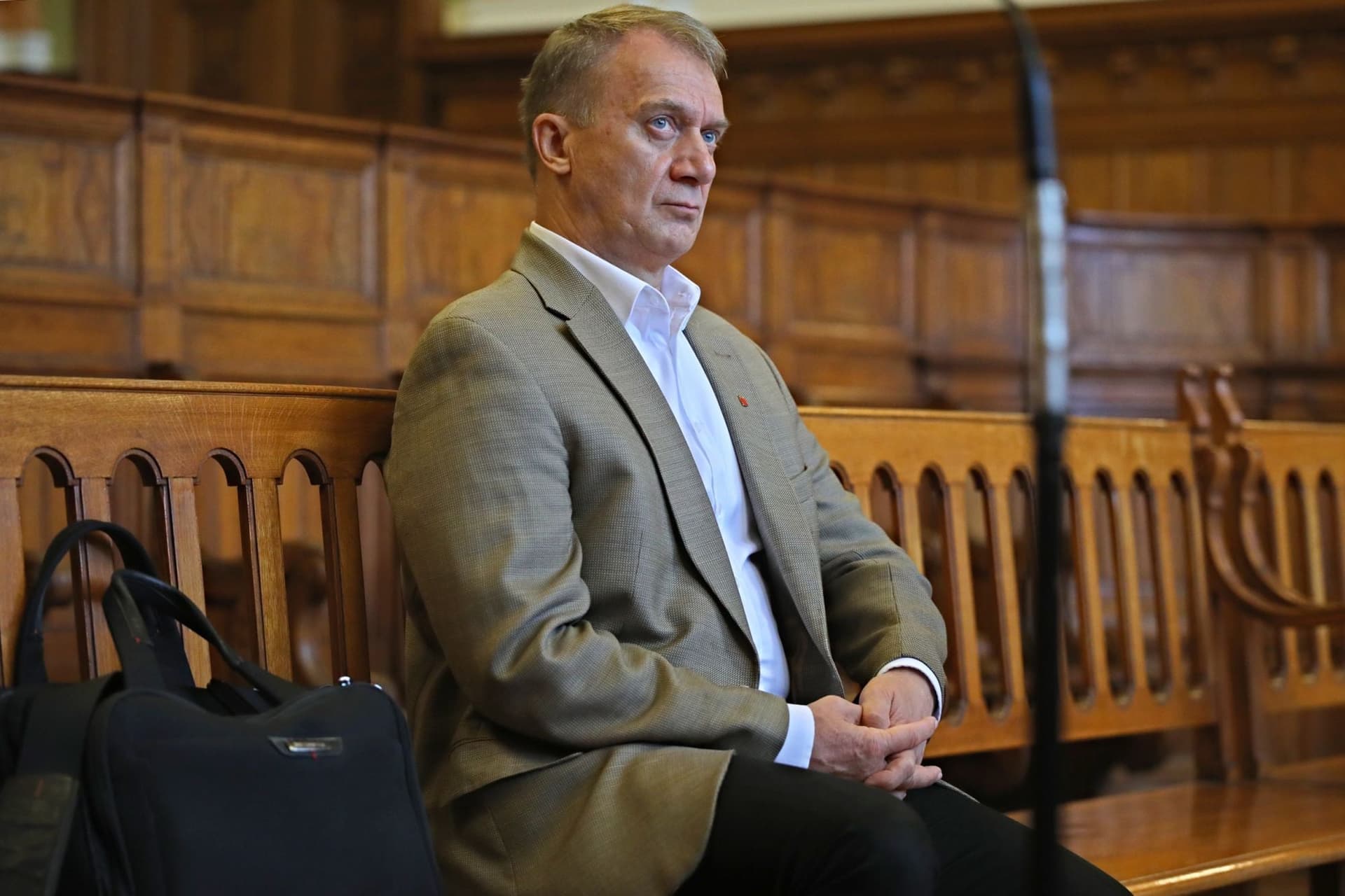 Varju kezdett dulakodni az őrökkel