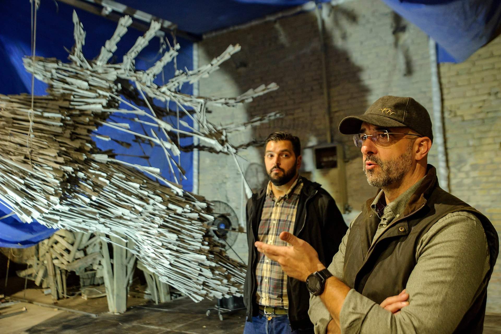 A monumentális szarvasagancs-kaput a helyszínre szállították