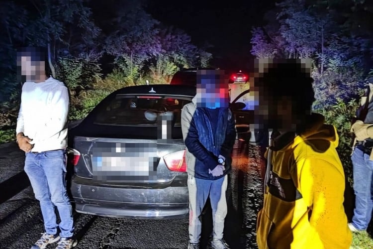 Akciófilmbe illő mozdulattal ugrott ki az embercsempész a mozgó autóból, amiben 12 bevándorlót szállított + VIDEÓ