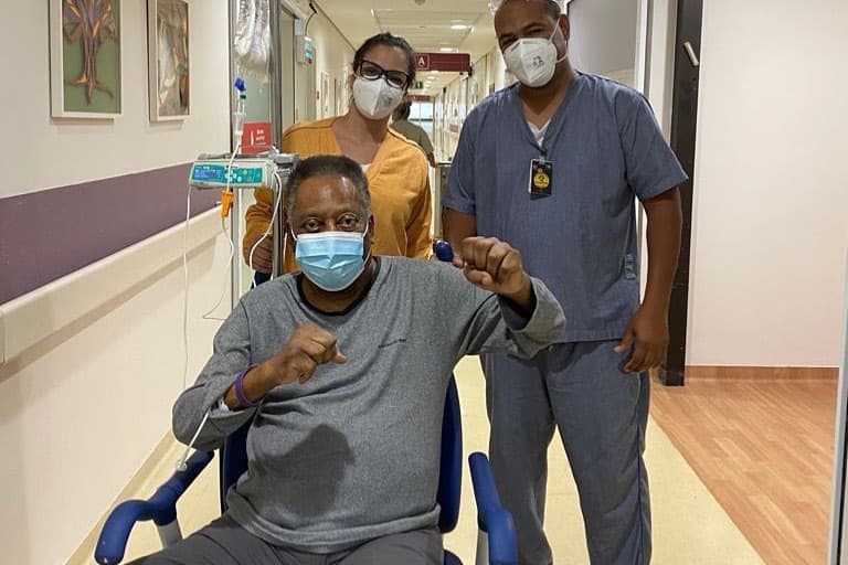 Pelé jobban van, videóval üzent