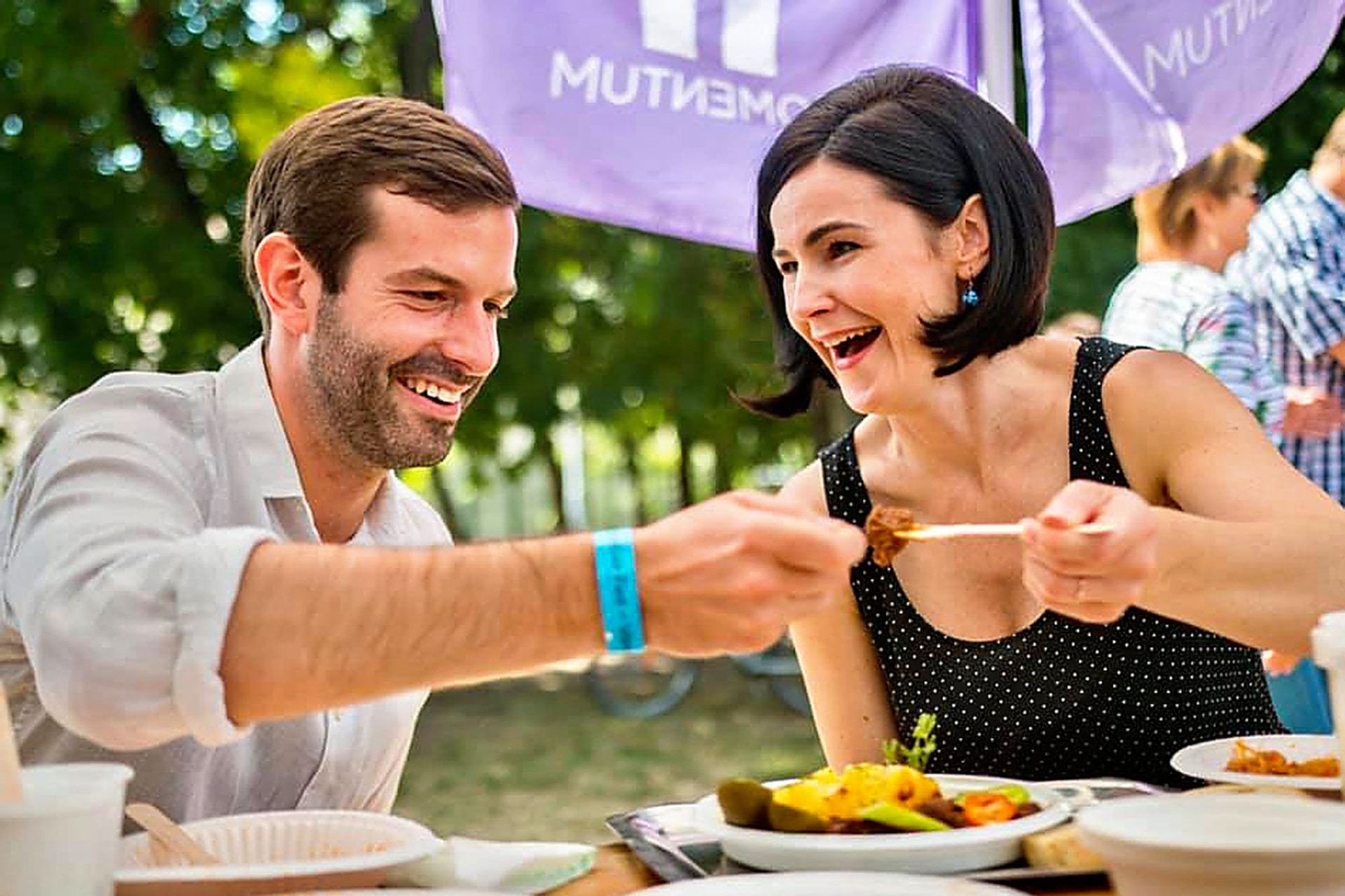 Abszurd baloldali komédia