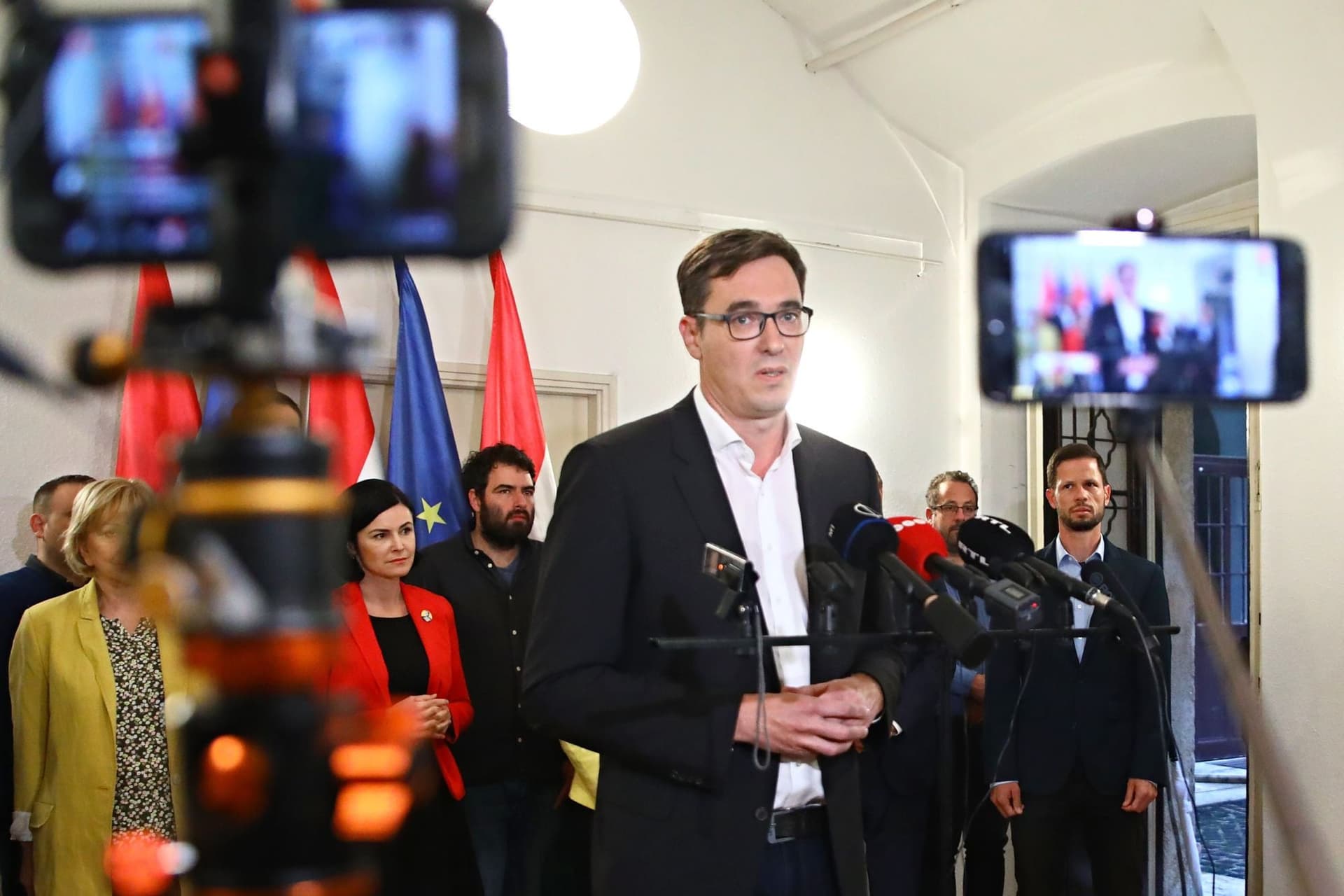 Miközben szétesik a város, Karácsony kampányol