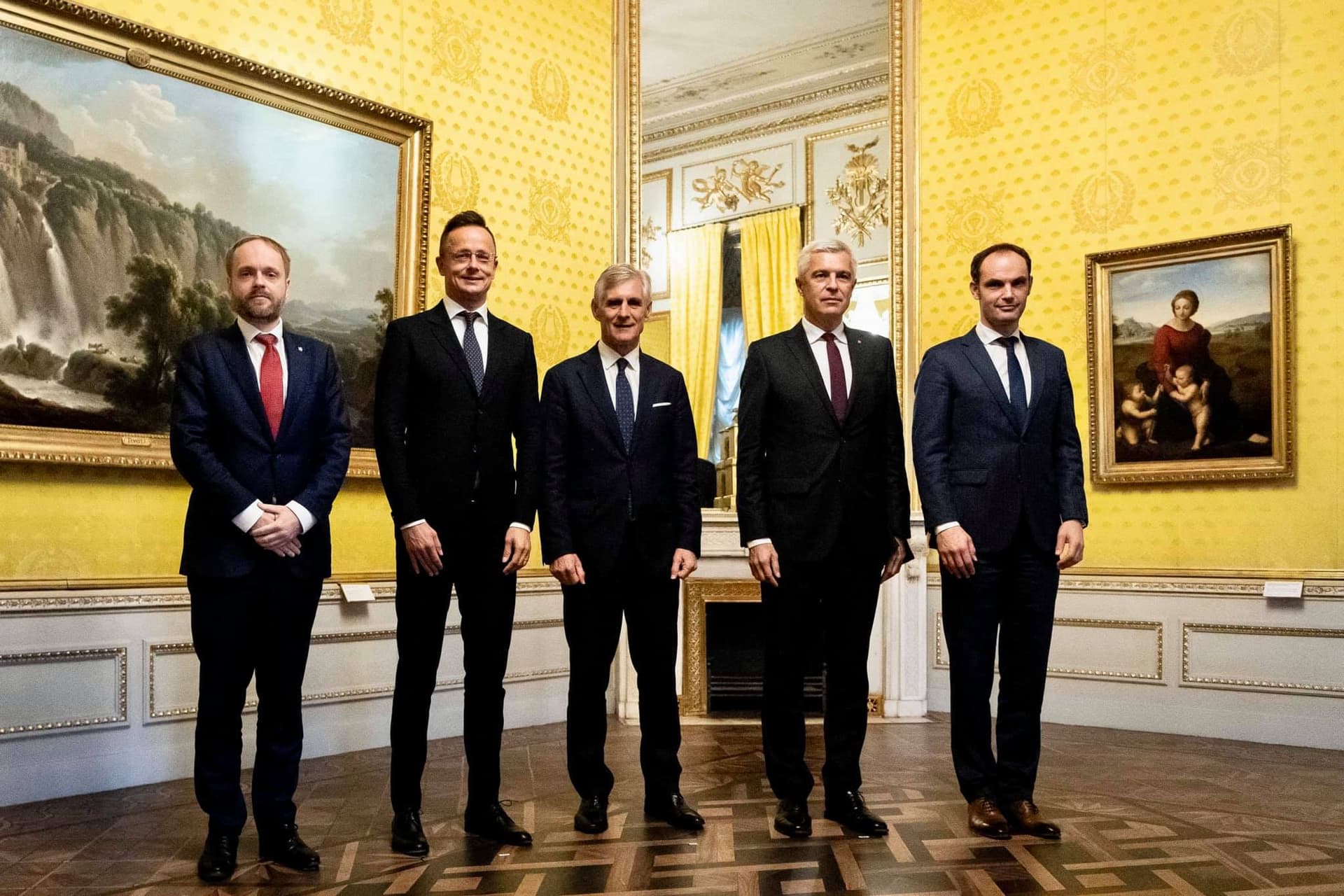 Szijjártó: A lengyel kormányt is sikeres hazafias politikája miatt támadják