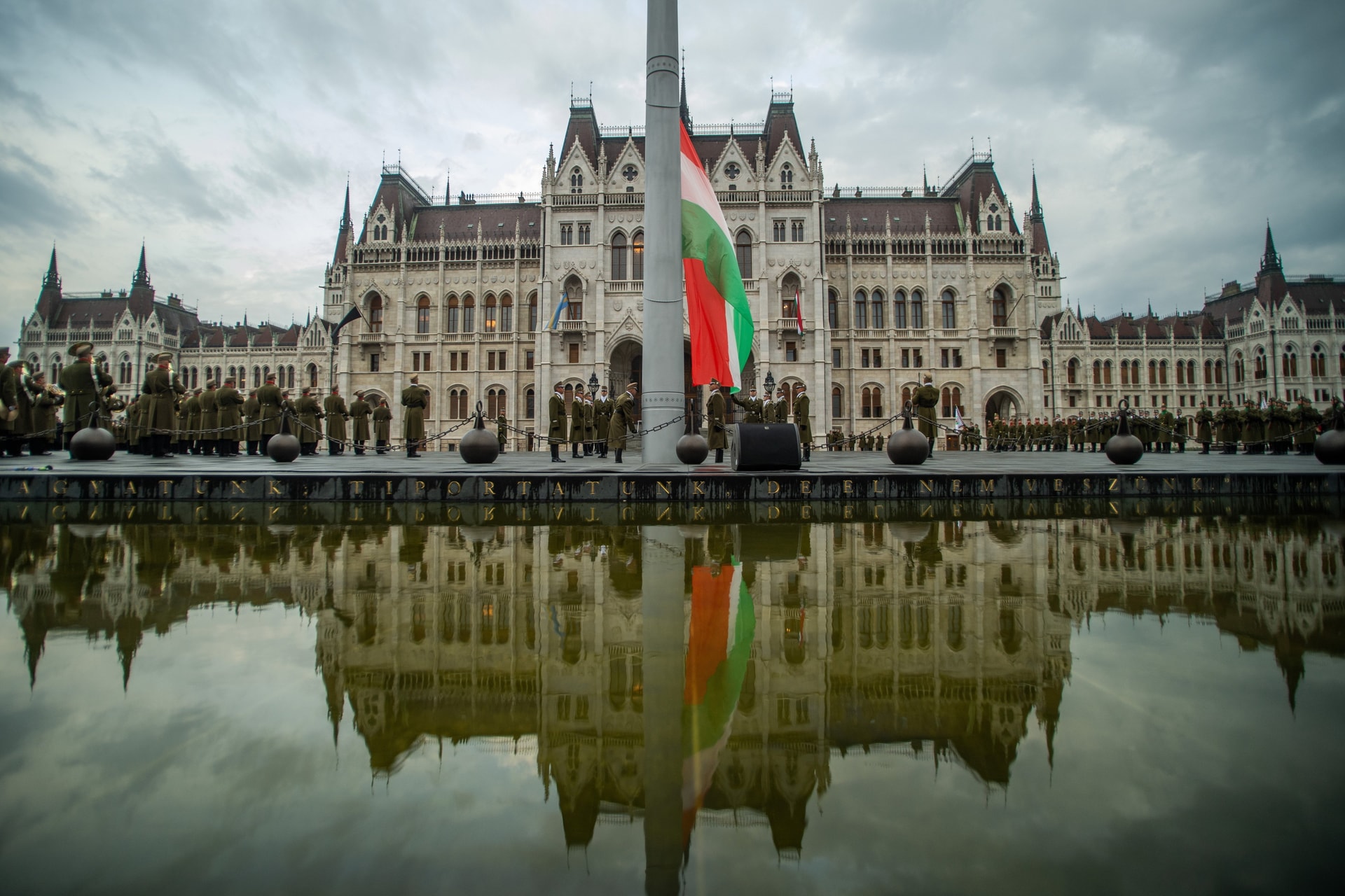 Felvonták, majd félárbócra engedték a nemzeti lobogót az Országház előtt