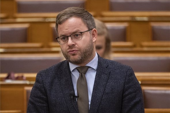 A kormány a családok megerősítésében és a gyermekek védelmében látja a megoldást