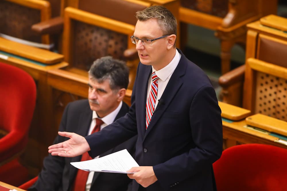 Jövőre tovább csökkennek az adók