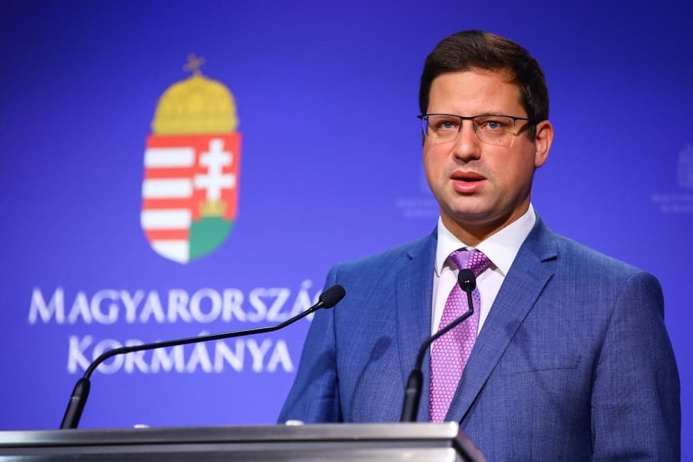 Gulyás Gergely: Kötelező lesz a maszkviselés a tömegközlekedési eszközökön