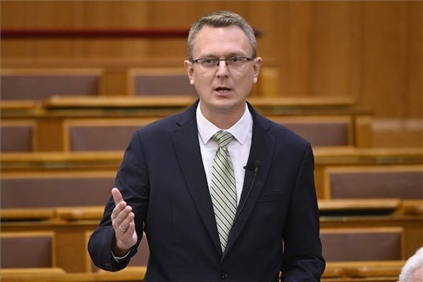 Rétvári: Hetvenöt százalékkal nő a tanárok bére