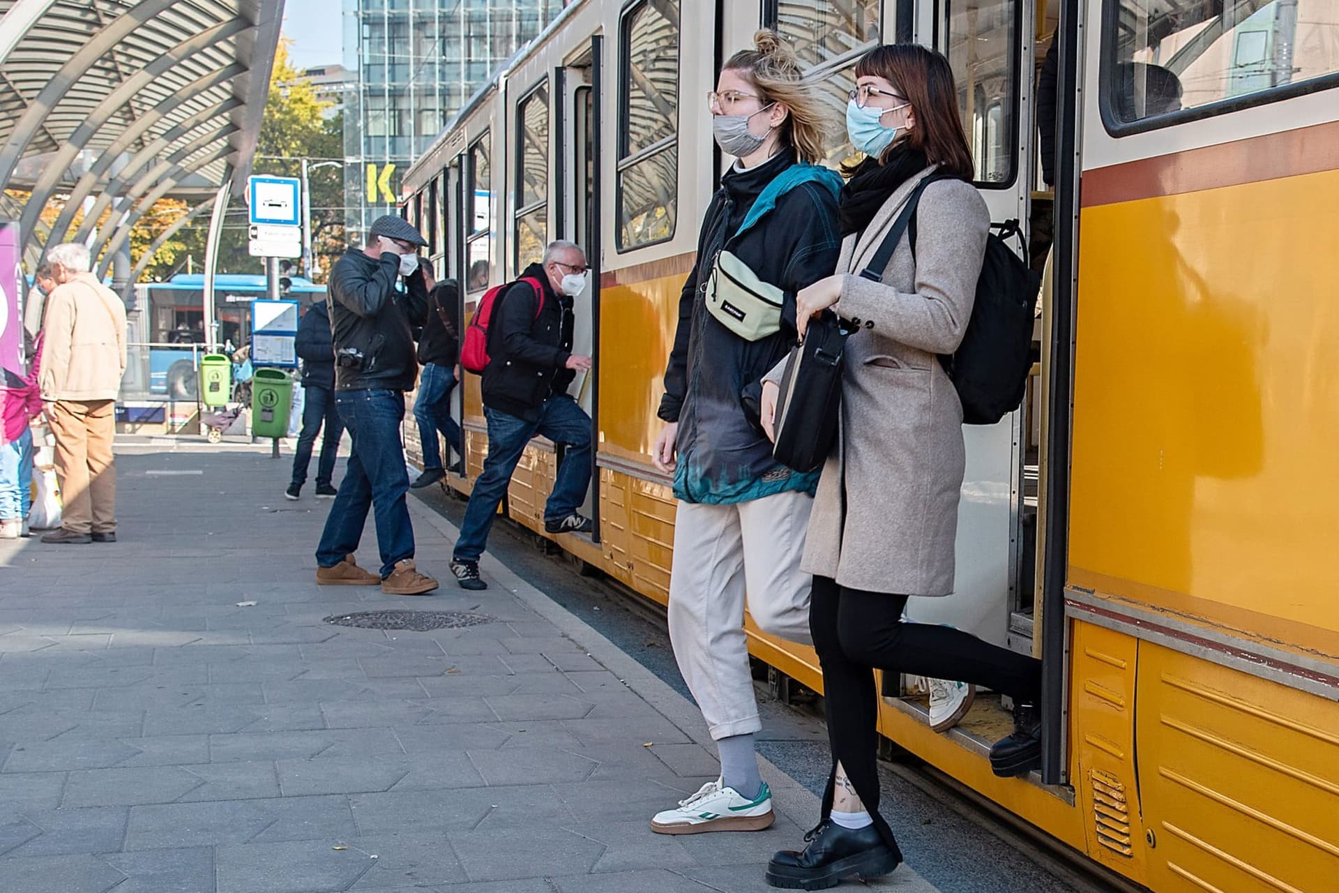 Hétfőtől megszűnik a maszkviselési kötelezettség