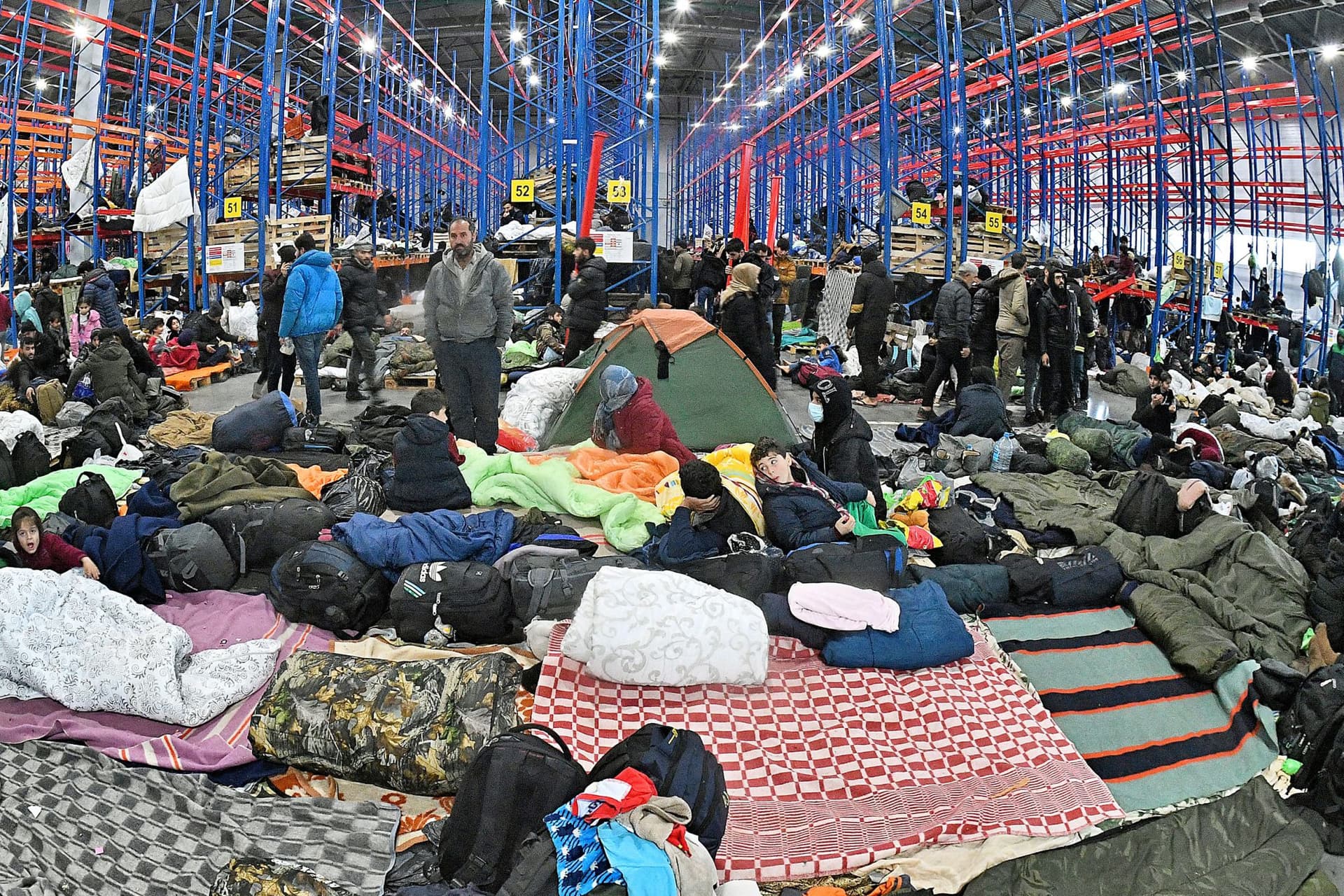 Folytatódik a migránsok ostroma